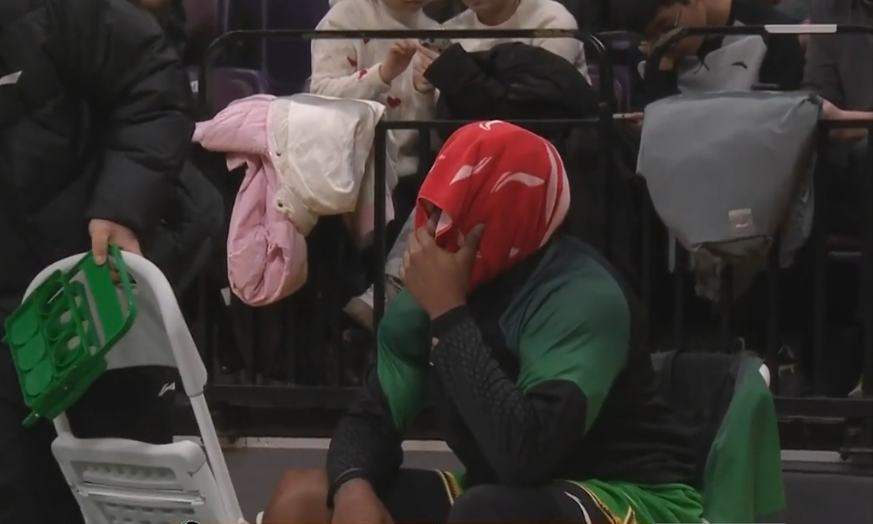 开云体育-轰33分还是惨败！硬汉也止不住落泪，粤迷评论区落井下石，太讽刺