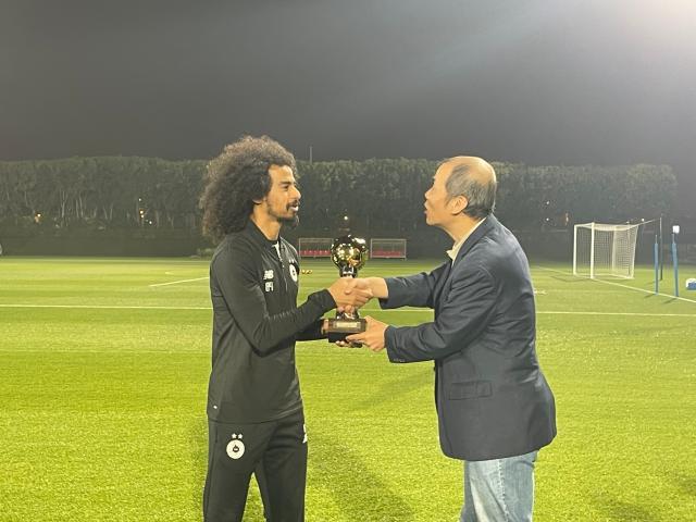 开云官网-体坛代表赴多哈颁奖 阿菲夫捧起2024亚洲金球奖