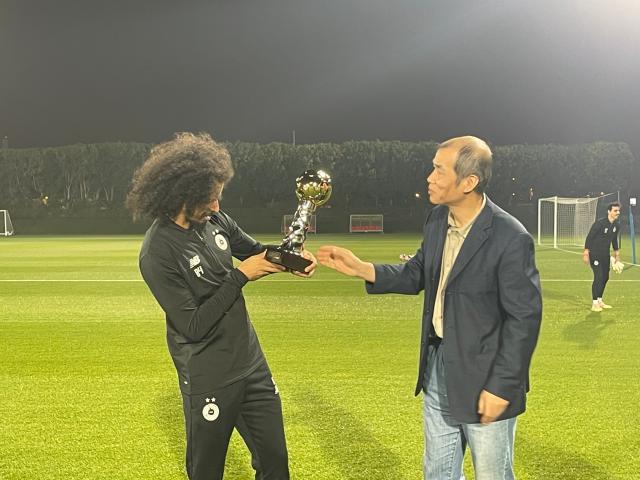 开云官网-体坛代表赴多哈颁奖 阿菲夫捧起2024亚洲金球奖