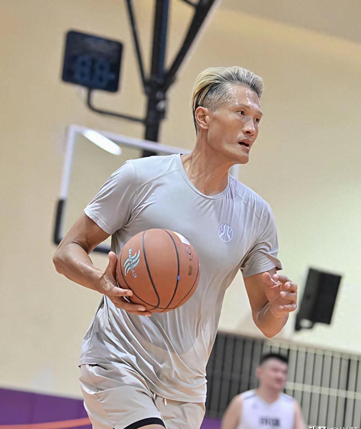 开云体育-季乐:退役后竟然当交警,曾拿3次CBA总冠军,妻子是宏远啦啦队长