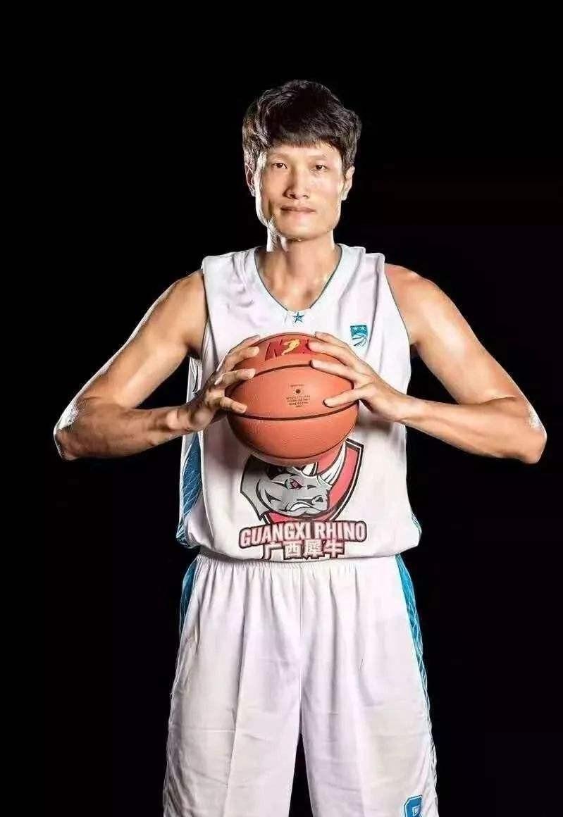 开云体育-季乐:退役后竟然当交警,曾拿3次CBA总冠军,妻子是宏远啦啦队长