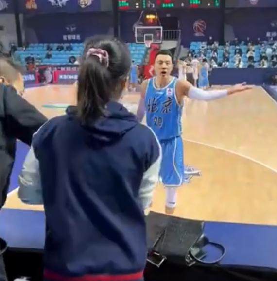 1641869120101058440.png CBA媒体人斗嘴球员被取消资格 周琦曾和她对线