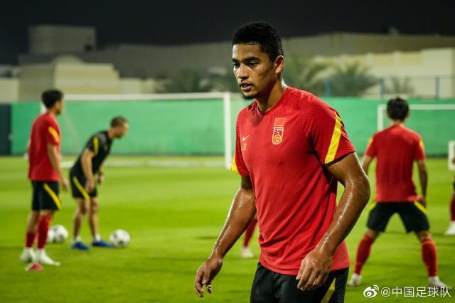 开云平台-国足沙迦一天两练 首堂场地训练课王大雷缺席