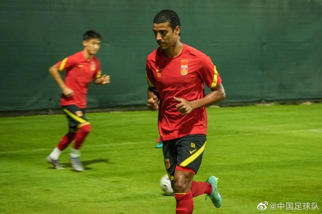 开云平台-国足沙迦一天两练 首堂场地训练课王大雷缺席