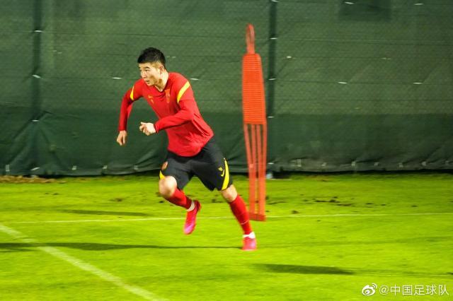 开云平台-国足沙迦一天两练 首堂场地训练课王大雷缺席